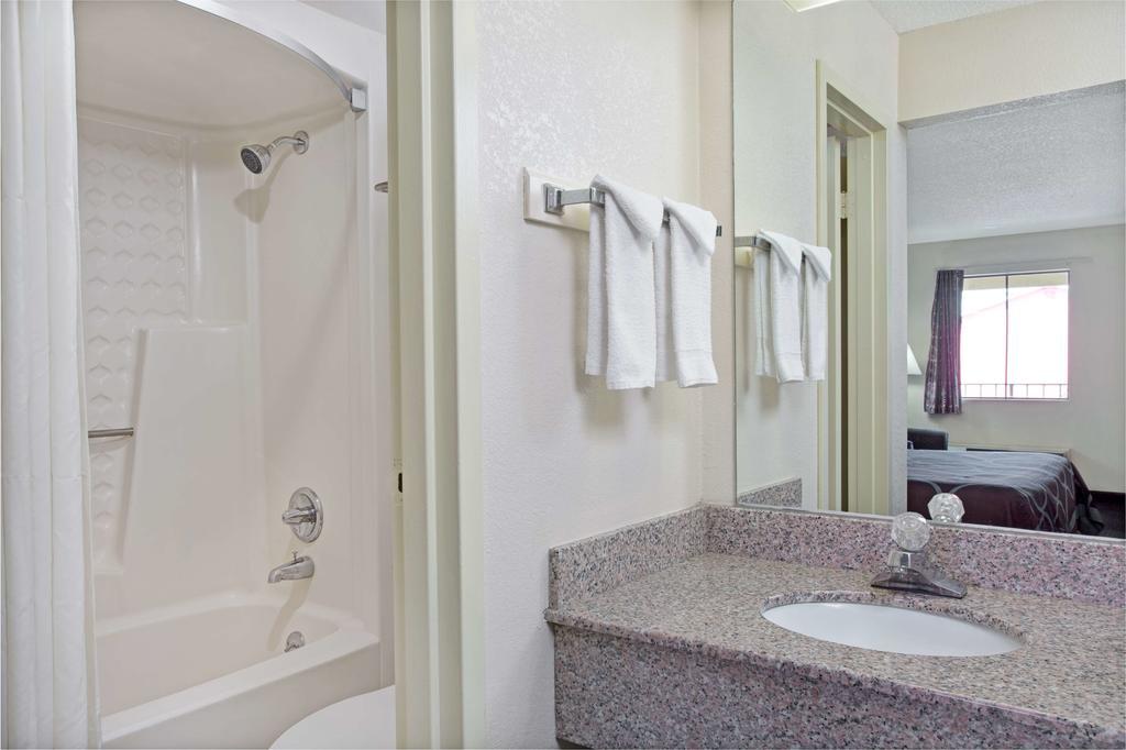 Super 8 By Wyndham Suwanee Hotel Luaran gambar